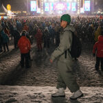 【画像】車中泊からゲレンデへ直行！　DODが贈る冬のアクティビティを繋ぐ人型寝袋「フトンライダー」 〜 画像1