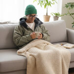 【画像】車中泊からゲレンデへ直行！　DODが贈る冬のアクティビティを繋ぐ人型寝袋「フトンライダー」 〜 画像1