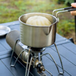 【画像】キャンプ飯のマンネリを解消！  DODから1台で3役こなす最強サブクッカー「シェラケトルアゲムシ」がメチャ便利 〜 画像1