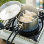 【画像】キャンプ飯のマンネリを解消！  DODから1台で3役こなす最強サブクッカー「シェラケトルアゲムシ」がメチャ便利 〜 画像1