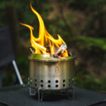 【画像】徒歩＆バイクキャンパー必見！　「シェラカップ」と「スタッキング」「二次燃焼」による美しい炎を卓上で手軽に楽しむ 〜 画像1