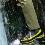 【画像】どんなときも頼れる山岳パンツのスタンダードに新色が登場！　 finetrack「ストームゴージュアルパインパンツ」に深緑の「ナイトフォレスト」が仲間入り 〜 画像1