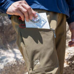 【画像】どんなときも頼れる山岳パンツのスタンダードに新色が登場！　 finetrack「ストームゴージュアルパインパンツ」に深緑の「ナイトフォレスト」が仲間入り 〜 画像1