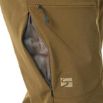 【画像】どんなときも頼れる山岳パンツのスタンダードに新色が登場！　 finetrack「ストームゴージュアルパインパンツ」に深緑の「ナイトフォレスト」が仲間入り 〜 画像1