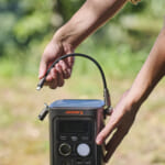 【画像】持ち方も使い方も自由自在！　Jackeryから2WAYの超軽量ポータブル電源「300D」が待望のデビュー 〜 画像1