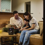 【画像】持ち方も使い方も自由自在！　Jackeryから2WAYの超軽量ポータブル電源「300D」が待望のデビュー 〜 画像1