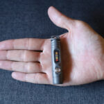 【画像】小さく明るいだけじゃない！   こじ開け、フタ開けができる「ミニプライバー」を搭載した超小型チタン製懐中電灯 〜 画像1