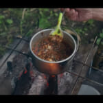 【画像】暑い季節もやっぱり焚き火！　ビール、麻婆豆腐に舌鼓を打つソロキャンプを“音”で楽しむ 〜 画像1