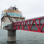 【画像】まるで海の中を散歩しているような体験ができる！　水族館とはひと味違う「海中展望塔」とは 〜 画像1