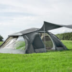 【画像】家族も仲間も「ゆったりとした時間」を！　フラッグシップモデルが実現する大空間キャンプの居住性がハンパない 〜 画像1