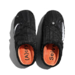 【画像】快適さとアヴァンギャルドな感性が交差！　ランウェイの「痕跡」を日常の足元へ落とし込んだ限定モデルが降臨 〜 画像1