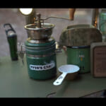 【画像】SNS映え抜群？　ミリタリーテイスト120％のカーキ色にこだわったキャンプ道具でくつろぎのソロキャンでキャンプ料理を楽しむ 〜 画像1