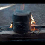 【画像】SNS映え抜群？　ミリタリーテイスト120％のカーキ色にこだわったキャンプ道具でくつろぎのソロキャンでキャンプ料理を楽しむ 〜 画像1