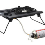 【画像】燃料を選ばない！　コールマンの「デュアルガスバーナーストーブ」＆「フラットテーブル / 60」がキャンプ調理の快適さを激変させる 〜 画像1