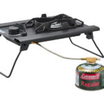 【画像】燃料を選ばない！　コールマンの「デュアルガスバーナーストーブ」＆「フラットテーブル / 60」がキャンプ調理の快適さを激変させる 〜 画像1