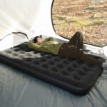 【画像】設営と撤収が2分でできるってマジ!?　キャンプの夜をホテル級に変える極上の「エアーベッド」 〜 画像1