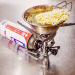 【画像】初心者がキャンプ料理でつまづくポイントとは？　2種類あるガス缶の違いと注意事項を知ることが大切 〜 画像1