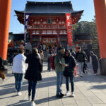 【画像】あでやかな丹塗りの鳥居トンネルの上に鎮座する由緒ある古社！　外国人旅行者人気No.1の伏見稲荷大社＆稲荷山 〜 画像1