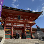 【画像】あでやかな丹塗りの鳥居トンネルの上に鎮座する由緒ある古社！　外国人旅行者人気No.1の伏見稲荷大社＆稲荷山 〜 画像1