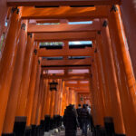 【画像】あでやかな丹塗りの鳥居トンネルの上に鎮座する由緒ある古社！　外国人旅行者人気No.1の伏見稲荷大社＆稲荷山 〜 画像1