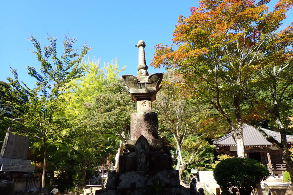 花山法皇の御廟所