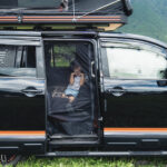 【画像】家族で車中泊の「寝床問題」を解決！　さらに「タープ合体」で最強のサイトが完成 〜 画像1