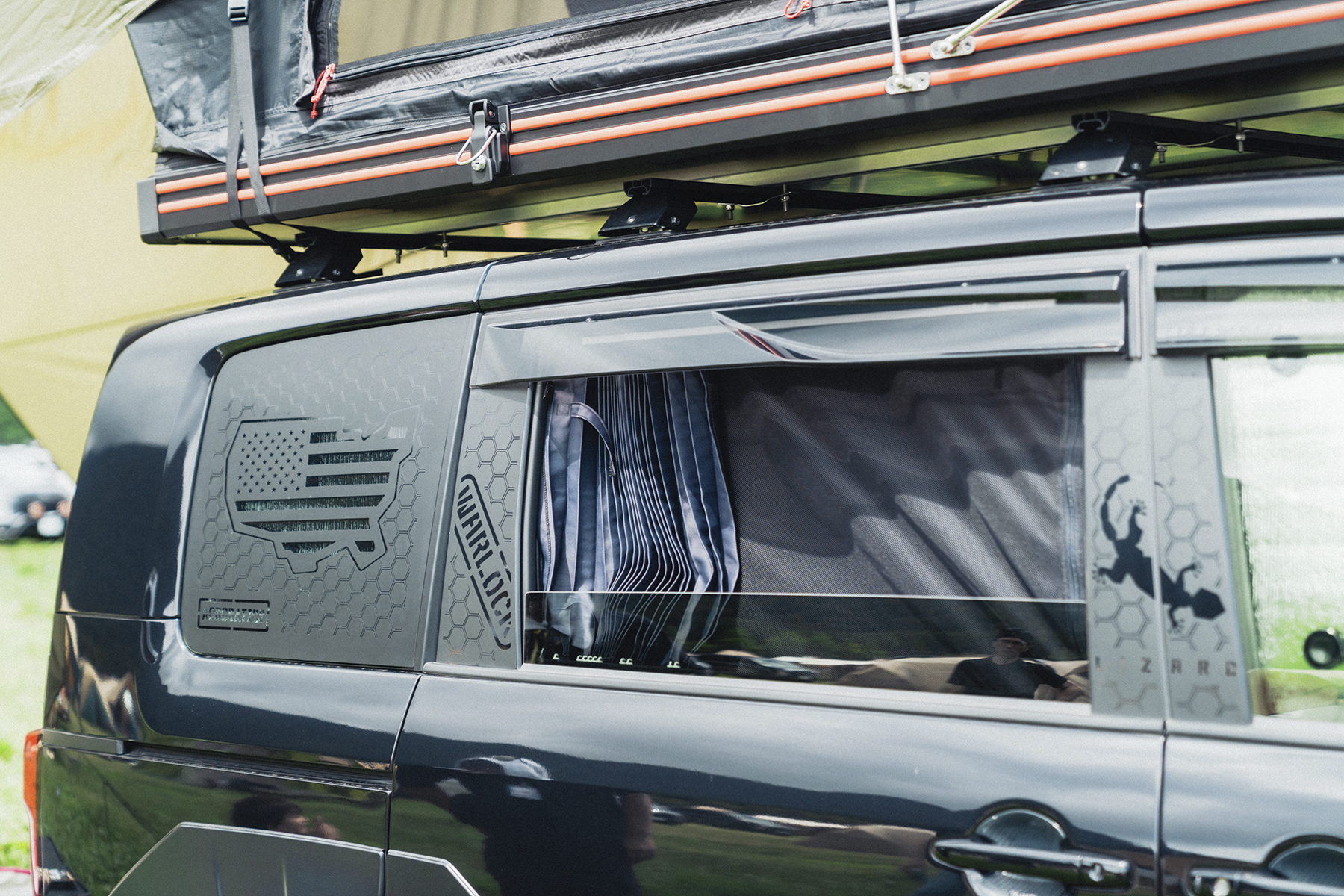 カスタムしたデリカD:5のサイド窓