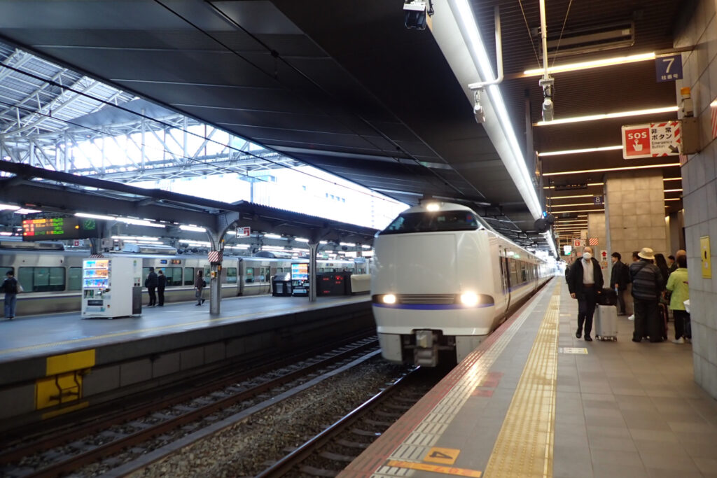 大阪駅のサンダーバード