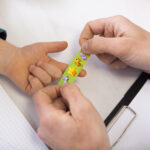 【画像】傷ができた時も動きやすい！　水仕事にも強く手にフィットする絆創膏が快適 〜 画像1