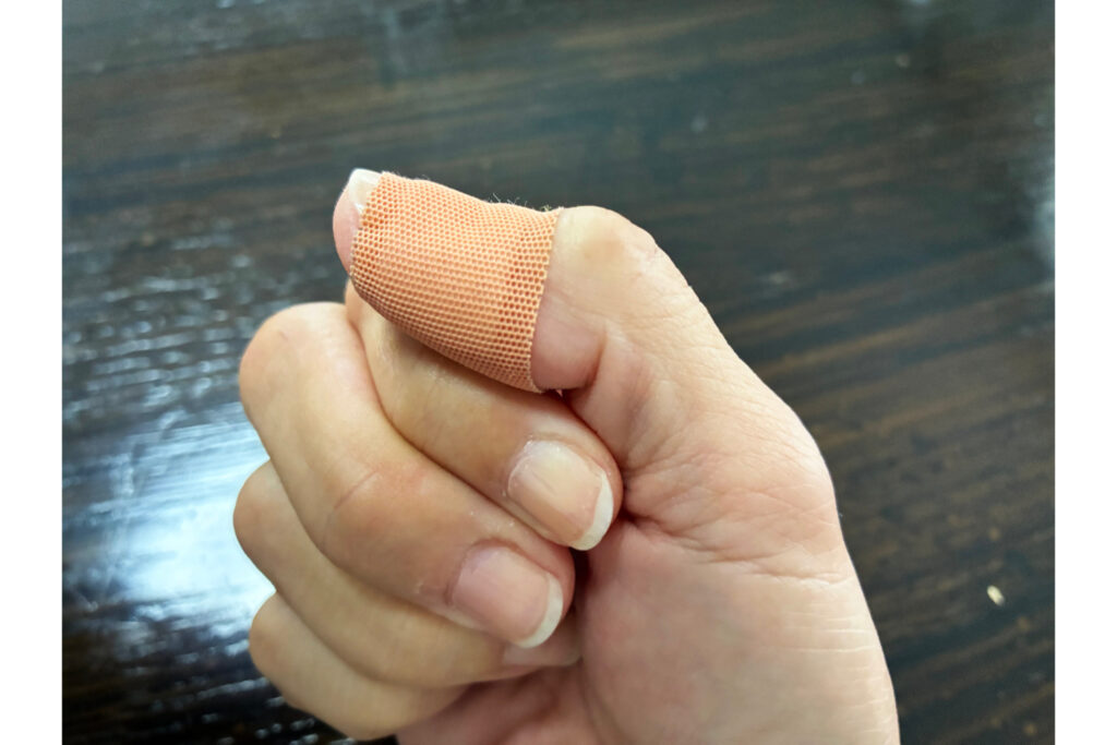 絆創膏を付けた指