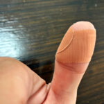 【画像】傷ができた時も動きやすい！　水仕事にも強く手にフィットする絆創膏が快適 〜 画像1