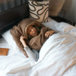 【画像】寝袋由来のあったか寝具！　首元から肩まで包み込む「でっかぶるん」に新色クラシックネイビーが登場 〜 画像1