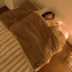 【画像】寝袋由来のあったか寝具！　首元から肩まで包み込む「でっかぶるん」に新色クラシックネイビーが登場 〜 画像1