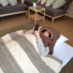 【画像】寝袋由来のあったか寝具！　首元から肩まで包み込む「でっかぶるん」に新色クラシックネイビーが登場 〜 画像1