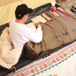 【画像】「まるで自宅の布団」の寝心地！　Bears Rockキングサイズ寝袋に新色モスオリーブが登場 〜 画像1