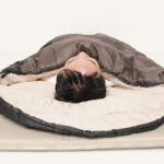 【画像】「まるで自宅の布団」の寝心地！　Bears Rockキングサイズ寝袋に新色モスオリーブが登場 〜 画像1