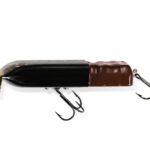 【画像】釣り具メーカーDUOが有楽製菓とタッグ！　前例なきコラボルアー「ブラックサンダールアー」を2026年春に発売 〜 画像1