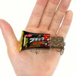 【画像】釣り具メーカーDUOが有楽製菓とタッグ！　前例なきコラボルアー「ブラックサンダールアー」を2026年春に発売 〜 画像1