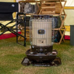 【画像】コラボ5周年記念！ キャプテンスタッグ × コロナ 初のツートンカラー「冬キャンプ」に溶け込む“ベージュ／ブラウン”石油ストーブが登場 〜 画像1