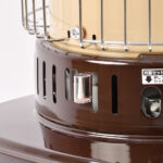 【画像】コラボ5周年記念！ キャプテンスタッグ × コロナ 初のツートンカラー「冬キャンプ」に溶け込む“ベージュ／ブラウン”石油ストーブが登場 〜 画像1