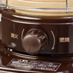 【画像】コラボ5周年記念！ キャプテンスタッグ × コロナ 初のツートンカラー「冬キャンプ」に溶け込む“ベージュ／ブラウン”石油ストーブが登場 〜 画像1