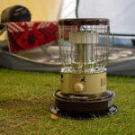 【画像】コラボ5周年記念！ キャプテンスタッグ × コロナ 初のツートンカラー「冬キャンプ」に溶け込む“ベージュ／ブラウン”石油ストーブが登場 〜 画像1