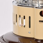 【画像】コラボ5周年記念！ キャプテンスタッグ × コロナ 初のツートンカラー「冬キャンプ」に溶け込む“ベージュ／ブラウン”石油ストーブが登場 〜 画像1