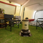 【画像】コラボ5周年記念！ キャプテンスタッグ × コロナ 初のツートンカラー「冬キャンプ」に溶け込む“ベージュ／ブラウン”石油ストーブが登場 〜 画像1