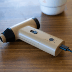 【画像】DODが「撤収の面倒」を吹き飛ばす！　手のひらサイズのパワフル電動ブロワー「トバシマクリスT」新登場 〜 画像1