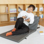 【画像】こたつ沼がさらに深まる！　アウトドアの技術でおうち時間を「クレイジー」に快適化する“DOD”の座椅子ソファが最強な理由とは 〜 画像1