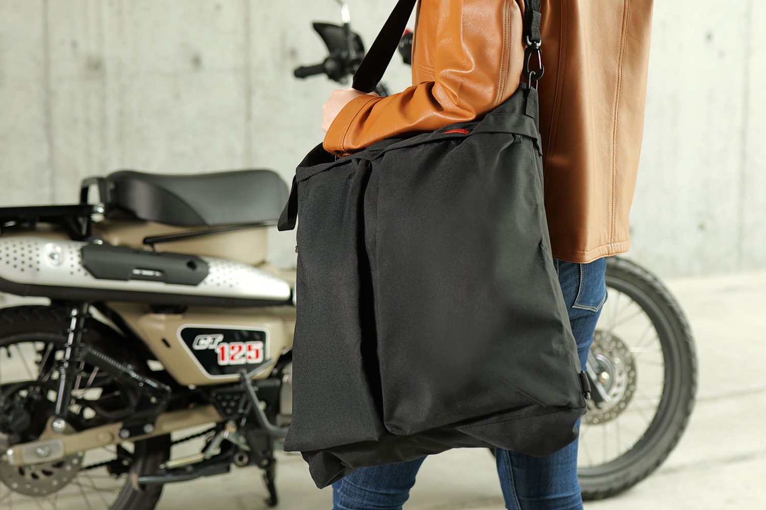 ヘルメットの持ち運び問題を解決! 折りたたんで携行できる大容量「ライダースヘルメットトートバッグ」が登場