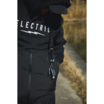 【画像】「ELECTRIC × LAKE SEEKER’S」待望の第7弾！　厳寒期の釣行を支える「撥水・タフ・保温」を極めたセットアップ2アイテムがデビュー 〜 画像1