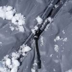 【画像】雪山の“静の時間”を守り抜く！　finetrack最高峰アウター「ポリゴンヘリオス」の実力とは 〜 画像1