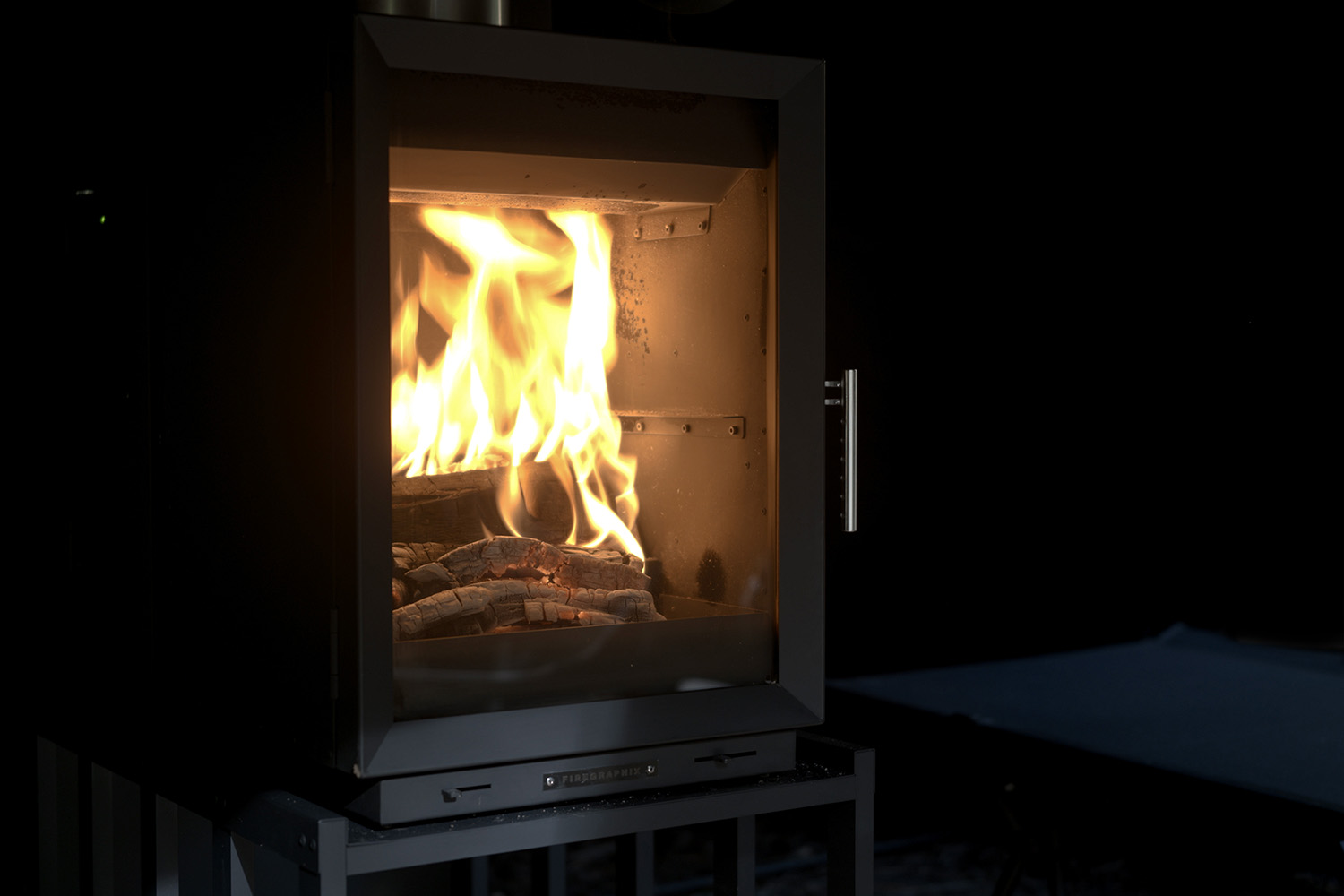 国産薪ストーブブランド「FIREGRAPHIX」から世界初の自動供給システム搭載ポータブルペレットストーブを発表